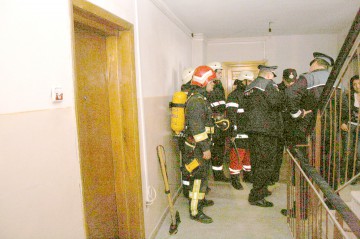 Copil de trei ani, blocat în casă!